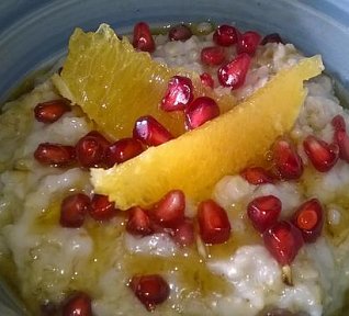 Ovesná kaše s granátovým jablíčkem a javorovým sirupem