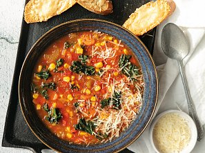 Mediteránská polévka s toasty