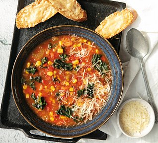 Mediteránská polévka s toasty