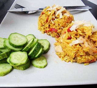 Curry rizoto s kuřecím masem a rajčátky