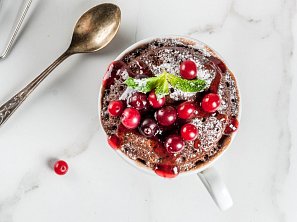 Mug cake s čokoládou a brusinkami