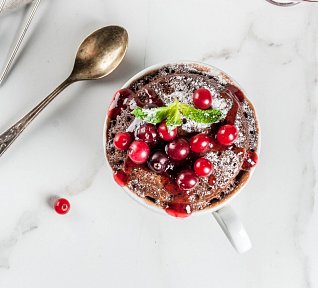 Mug cake s čokoládou a brusinkami