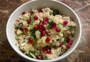 Bylinkový kuskus se semínky granátového jablka