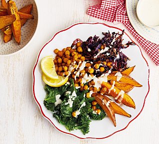 Pečená zelenina s cizrnou a kadeřávkem