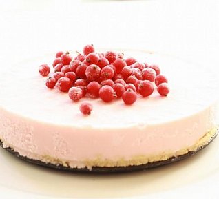 Bezlepkový smetanový dort s rybízem