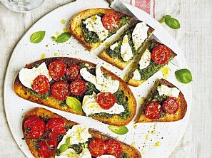 Topinky s pestem, rajčaty a mozzarellou