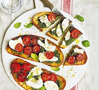 Topinky s pestem, rajčaty a mozzarellou