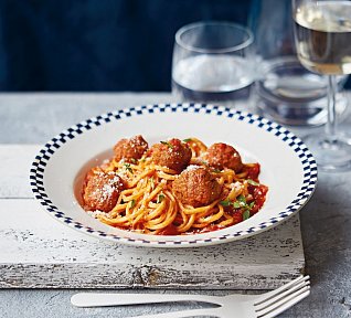 Čočkové kuličky v rajčatové omáčce s těstovinami