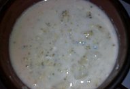 Brokolicová polévka se sýrem a máslovými krutony