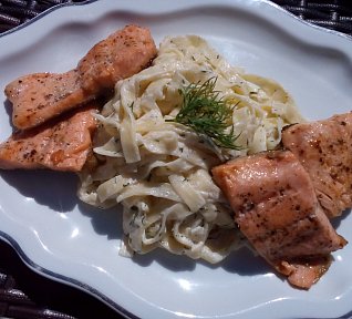 Smetanové těstoviny s koprem a přírodní rybou