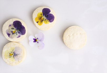 Máslové sušenky s violkami