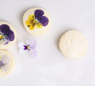 Máslové sušenky s violkami