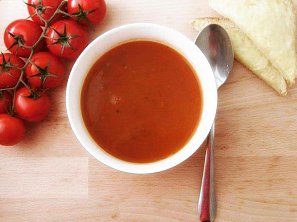Polévka z pečených rajčat se sýrovým toustem