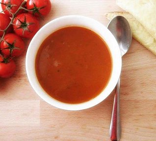 Polévka z pečených rajčat se sýrovým toustem