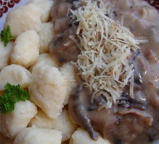 Bramborové noky s houbovou omáčkou