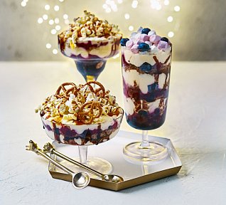 Poháry s lesním ovocem a slaným karamelem