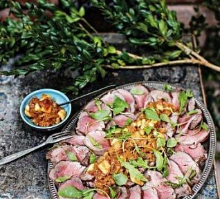 Vepřová panenka s cibulí a jablky