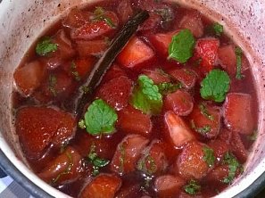 Lívanečky s horkými jahodami