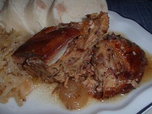 Kuře (kachna) s kaštanovou nádivkou