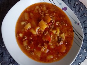 Gulášová polévka s mletým masem a zeleninou Gulášová polévka s mletým masem a zeleninou