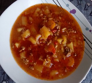 Gulášová polévka s mletým masem a zeleninou