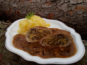 Vepřové kapsy se smaženicí v houbové omáčce