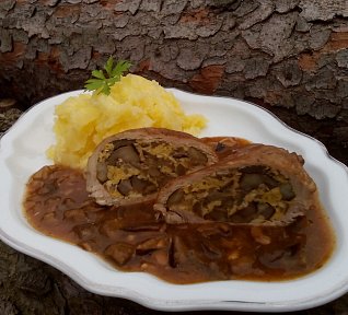 Vepřové kapsy se smaženicí v houbové omáčce