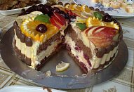 Piškotový dort s ovocem a marmeládou