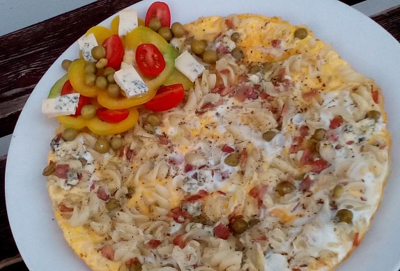 Omeleta s hráškem, uzeným a těstovinou