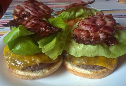 Klasický americký hamburger na grilu
