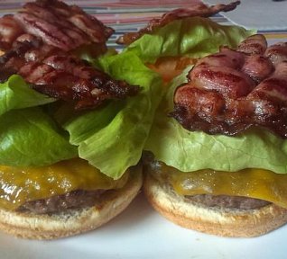 Klasický americký hamburger na grilu