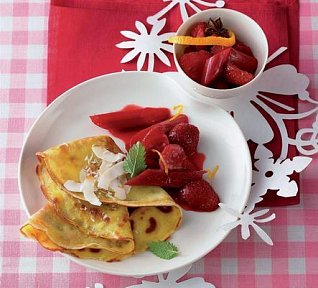 Kokosové palačinky s jahodovo-reveňovým kompotem