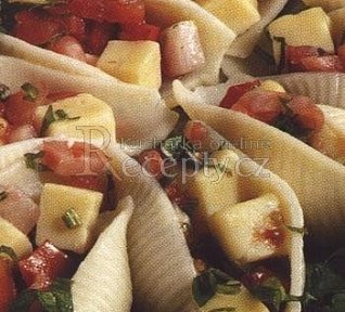 Mušle s rajčaty a sýrem