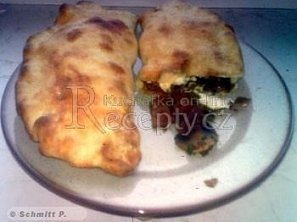 Calzone - Plněná pizza Calzone - Plněná pizza