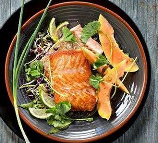 Filety z lososa s papájou