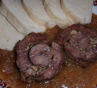 Hovězí pečeně s hořčicí na cibuli