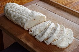 Aby se knedlíky nelepily na dno hrnce