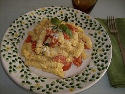 Těstoviny s vejci, parmezanem a cherry rajčátky