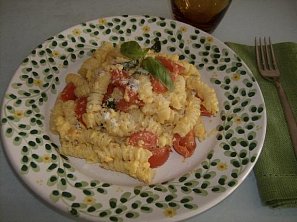 Těstoviny s vejci, parmezanem a cherry rajčátky Těstoviny s vejci, parmezanem a cherry rajčátky