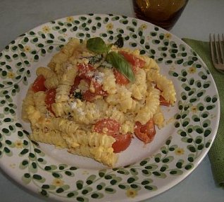 Těstoviny s vejci, parmezanem a cherry rajčátky