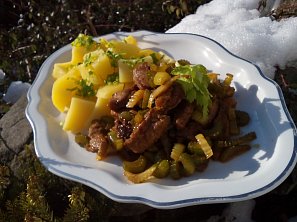 Kořeněné masové nudličky s řapíkatým celerem Kořeněné masové nudličky s řapíkatým celerem