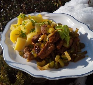 Kořeněné masové nudličky s řapíkatým celerem