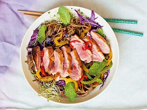 Kachní prsa s nudlovým salátem