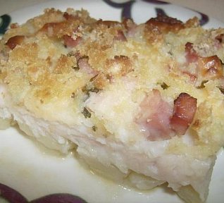 Rybí file se slaninou a uzeným sýrem