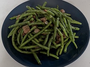 Česnekové fazolky se slaninou