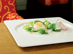 Kozí sýr s pažitkou a pošírovaným vejcem