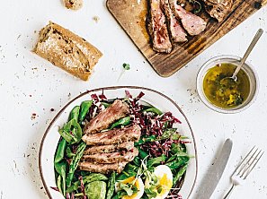 Chřestový salát s hovězím steakem