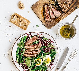 Chřestový salát s hovězím steakem