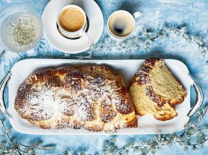 Vláčná máslová vánočka