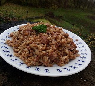 Pohanka s uzeným masem